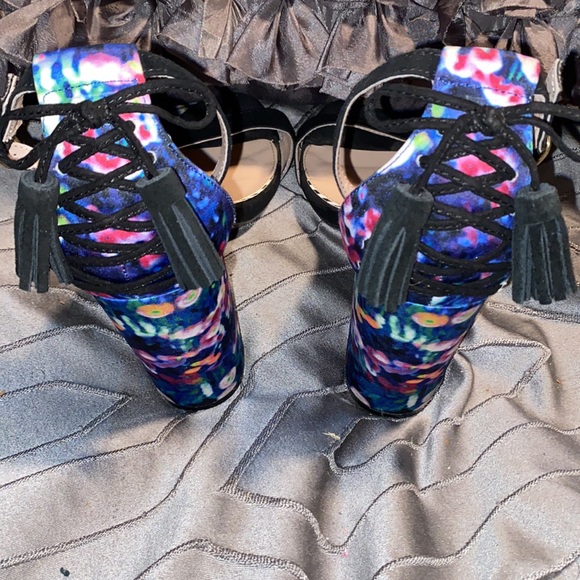 Betsey Johnson Rako - Picture 9 of 11